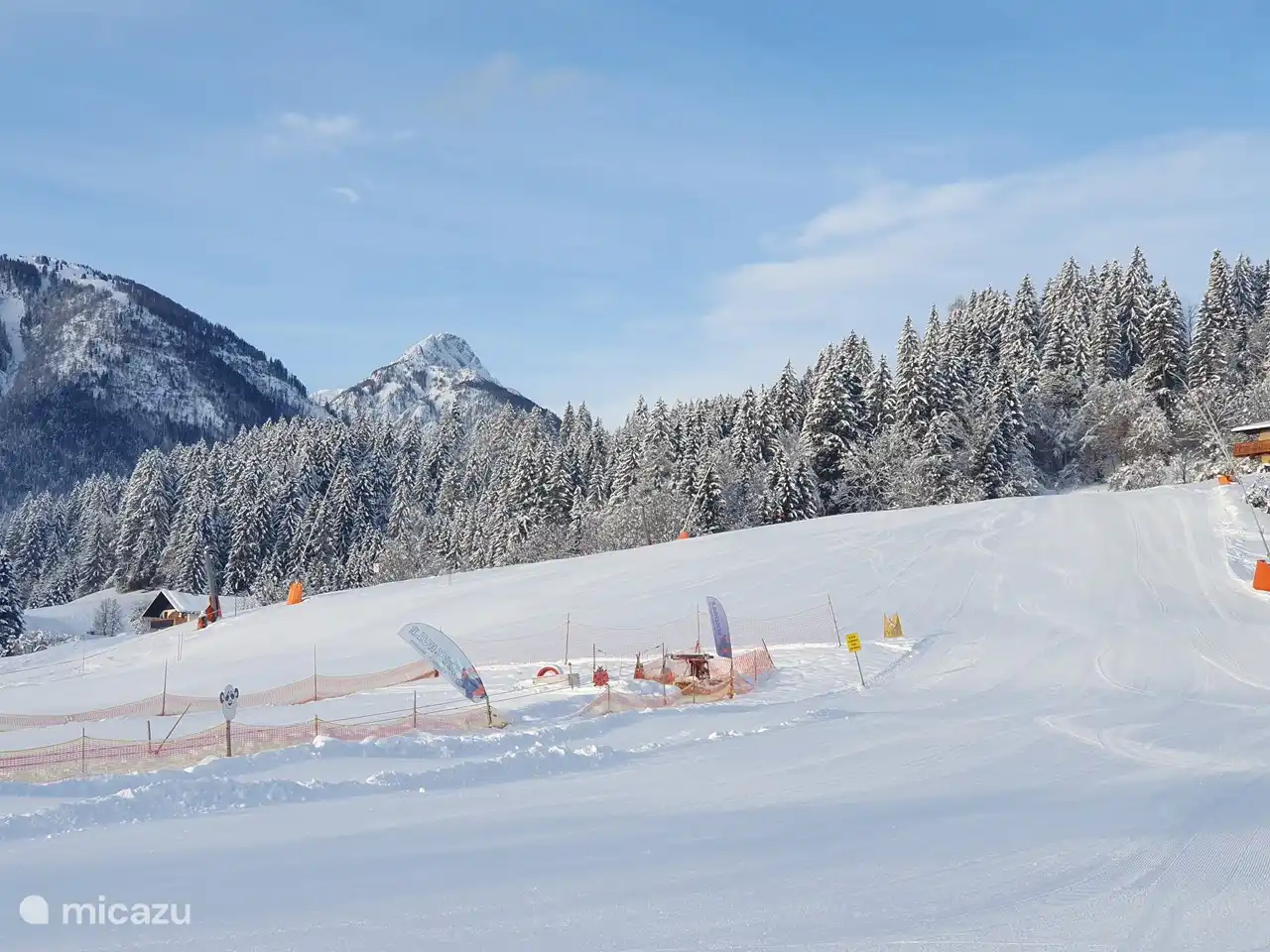 La pista Kötschach-Mauthen con telesilla y telesilla. Aquí ves la escuela de esquí.