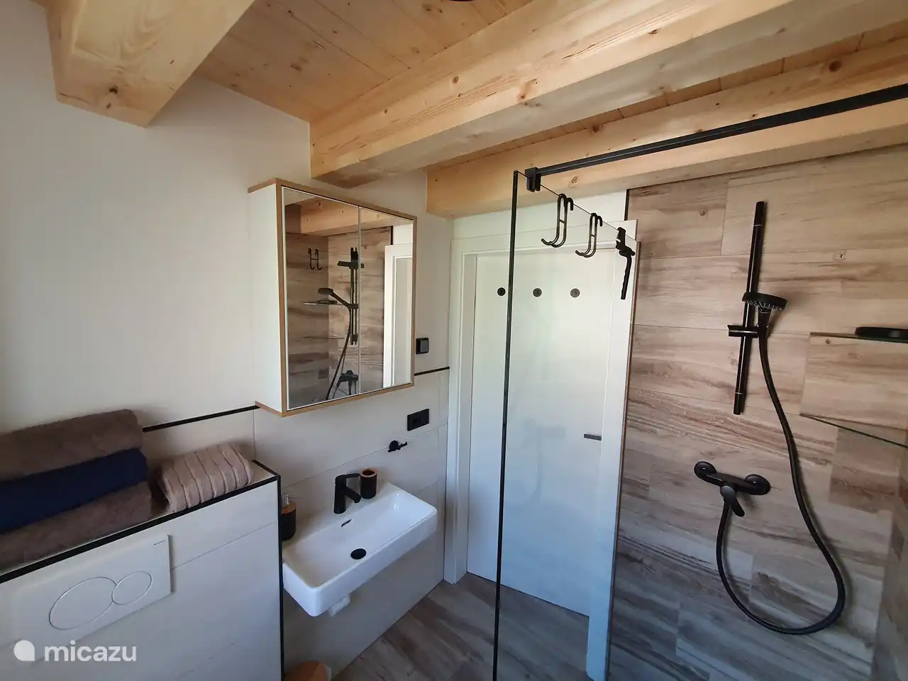 El amplio baño de abajo.