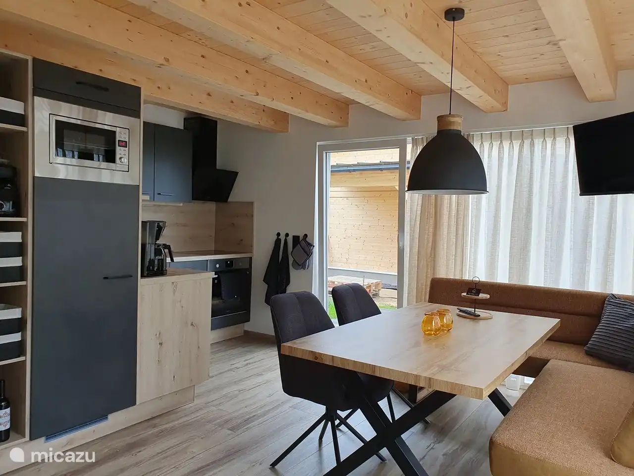 La cocina, vista desde el sofá del salón.