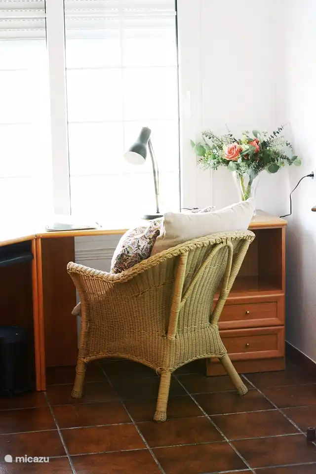 lieu de travail donnant sur la piscine