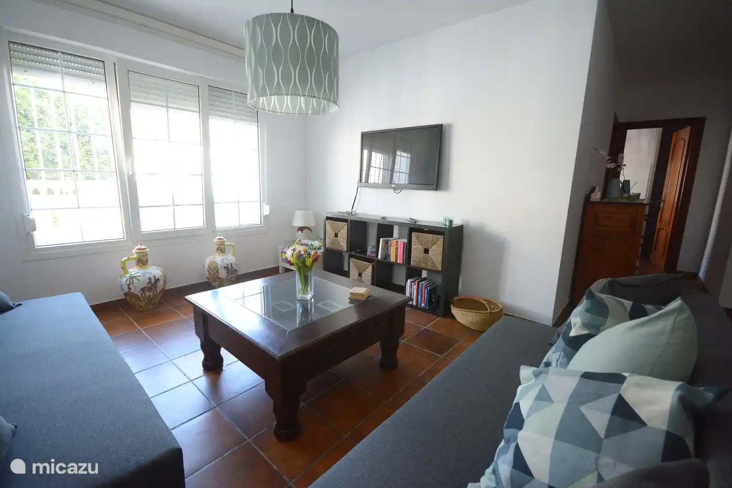 le séjour coin salon avec deux canapés convertibles