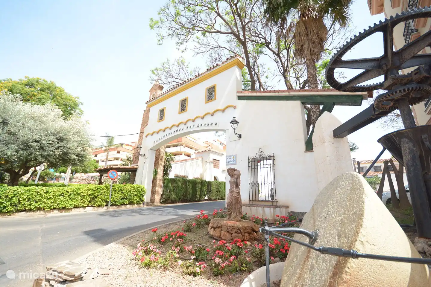 L'entrée de la rue avec un pressoir à olives à l'ancienne.