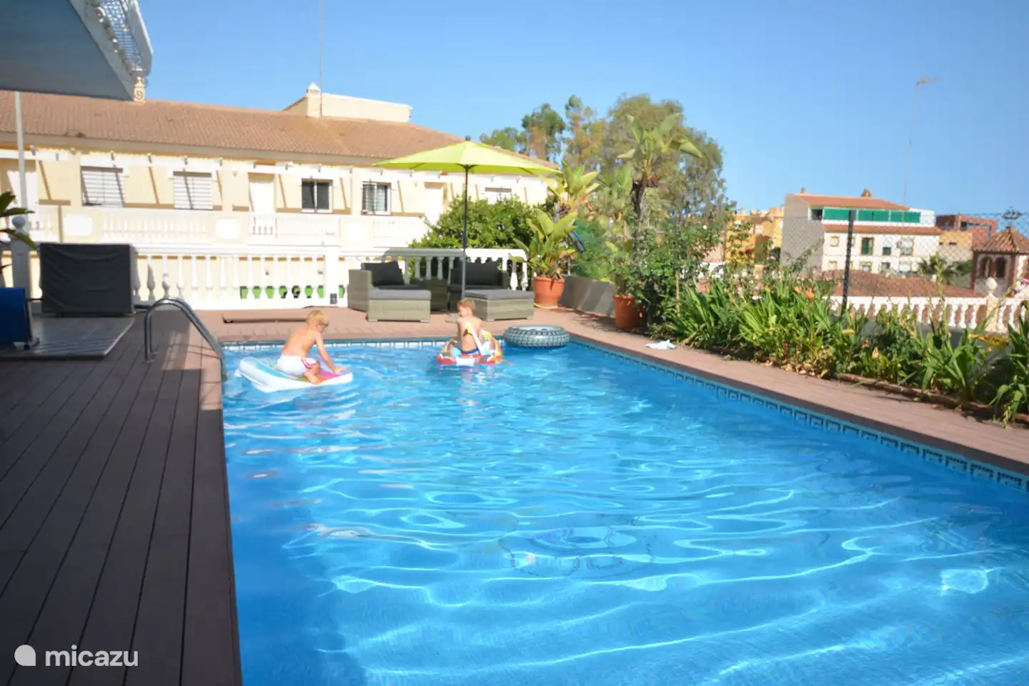 une piscine chauffée toute l'année. Vous ne partagerez cela qu’avec notre famille.