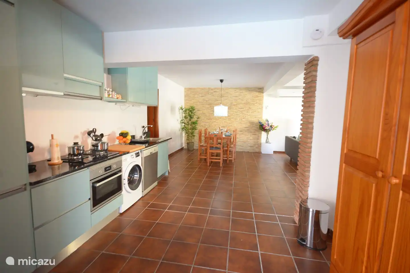 la cuisine avec micro-ondes, four, lave-vaisselle et lave-linge