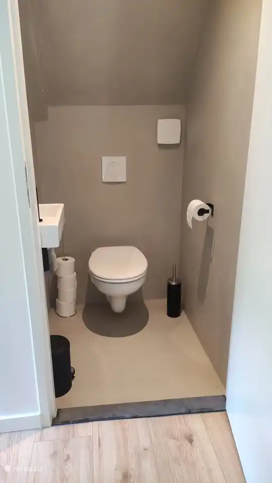 Separate Toilette mit Waschbecken