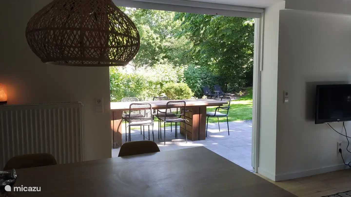 Eindruck vom Wohnzimmer mit Blick auf den Garten