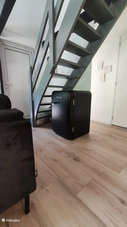 Treppe mit Retro-Kühlschrank