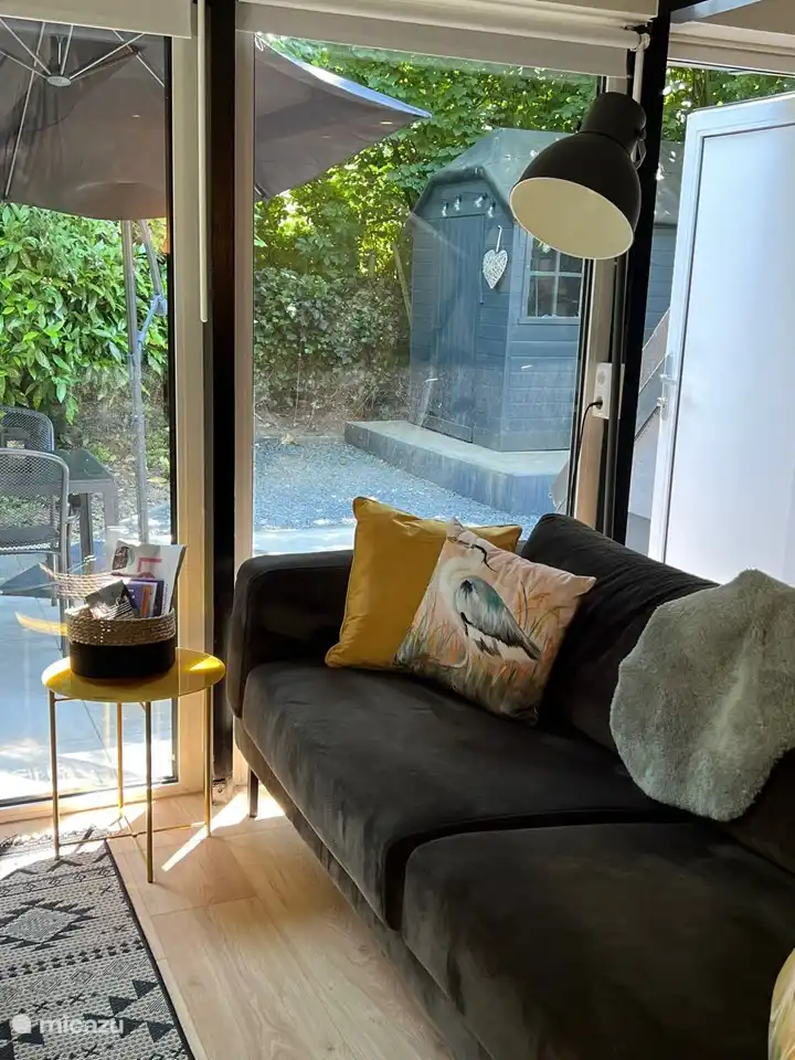 Von der Bank mit Verbindung zur Rückseite des Gartens