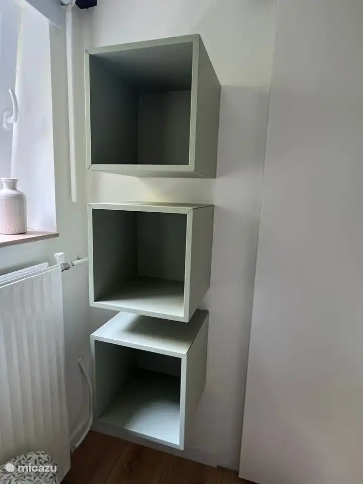 Schlafzimmer mit Lagerschränken im Erdgeschoss