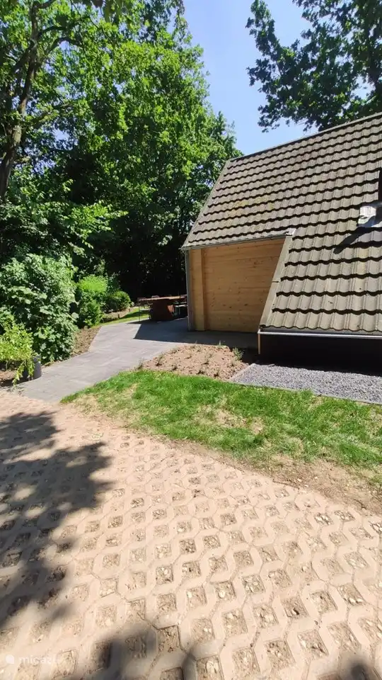 Eigene Zufahrt seitlich am Haus