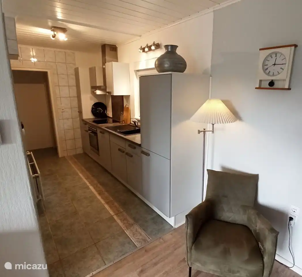 Komplette Küche mit Geschirr, Töpfe und Pfannen.