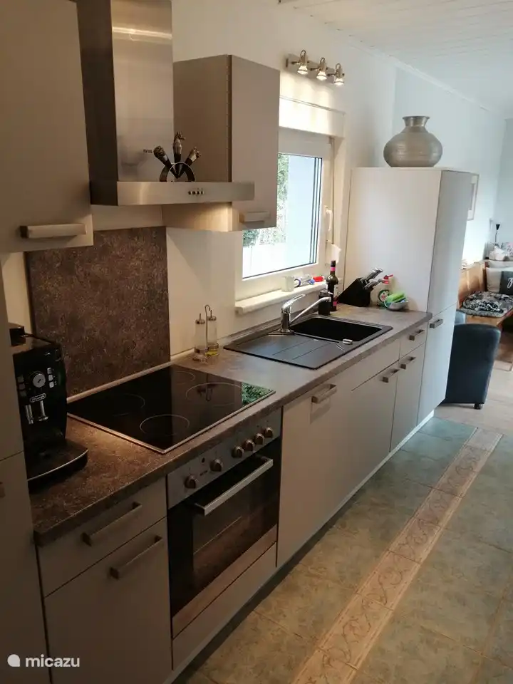 Komplette Küche mit Geschirr, Töpfe und Pfannen.