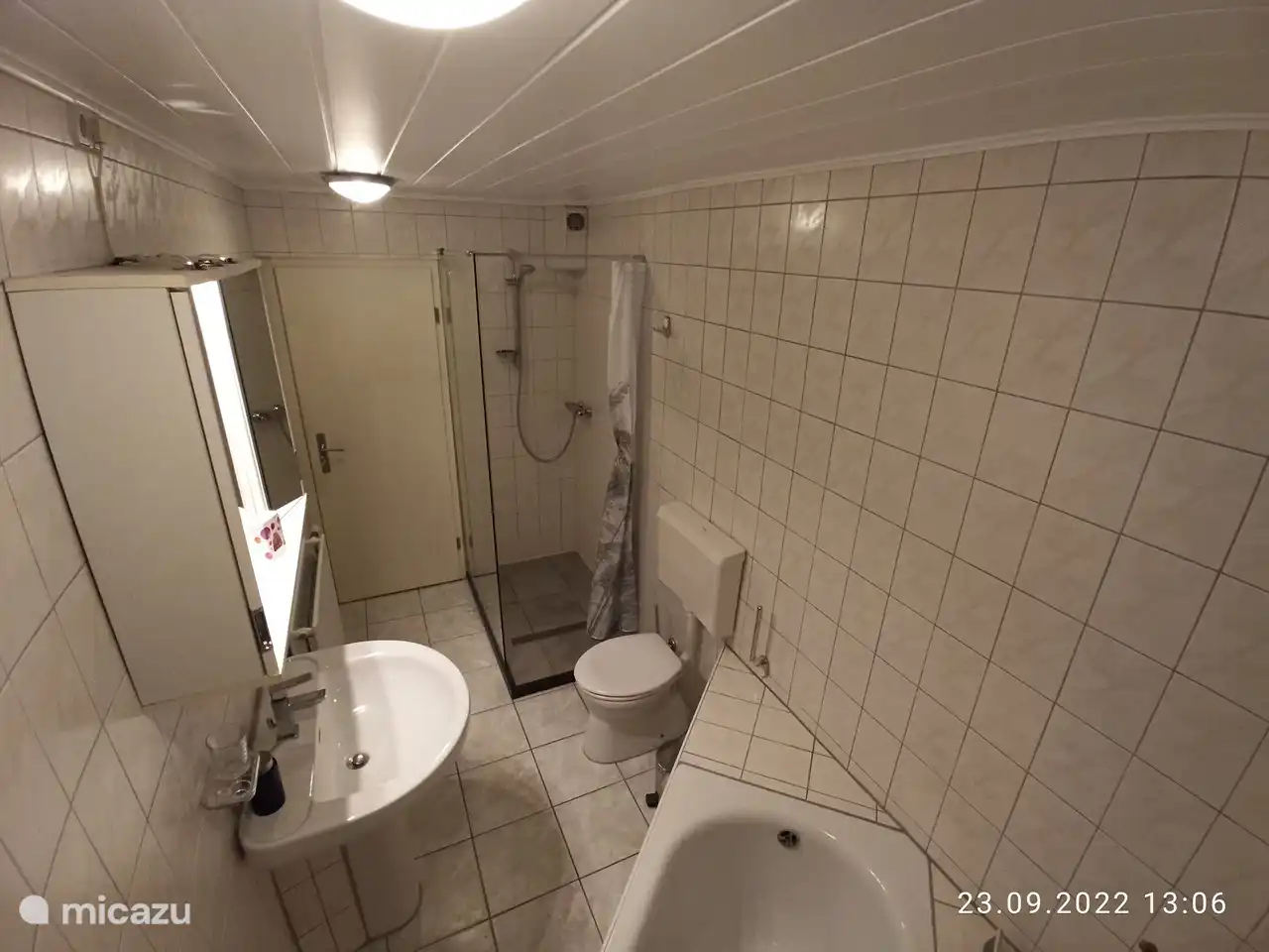 Geräumiges Bad mit Dusche und Badewanne.