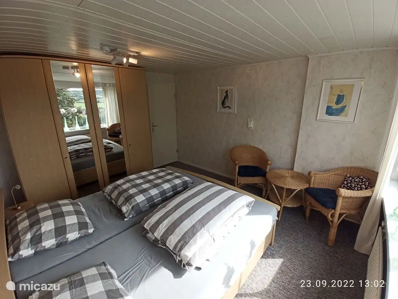 Großes Schlafzimmer mit Blick über das Tal.
