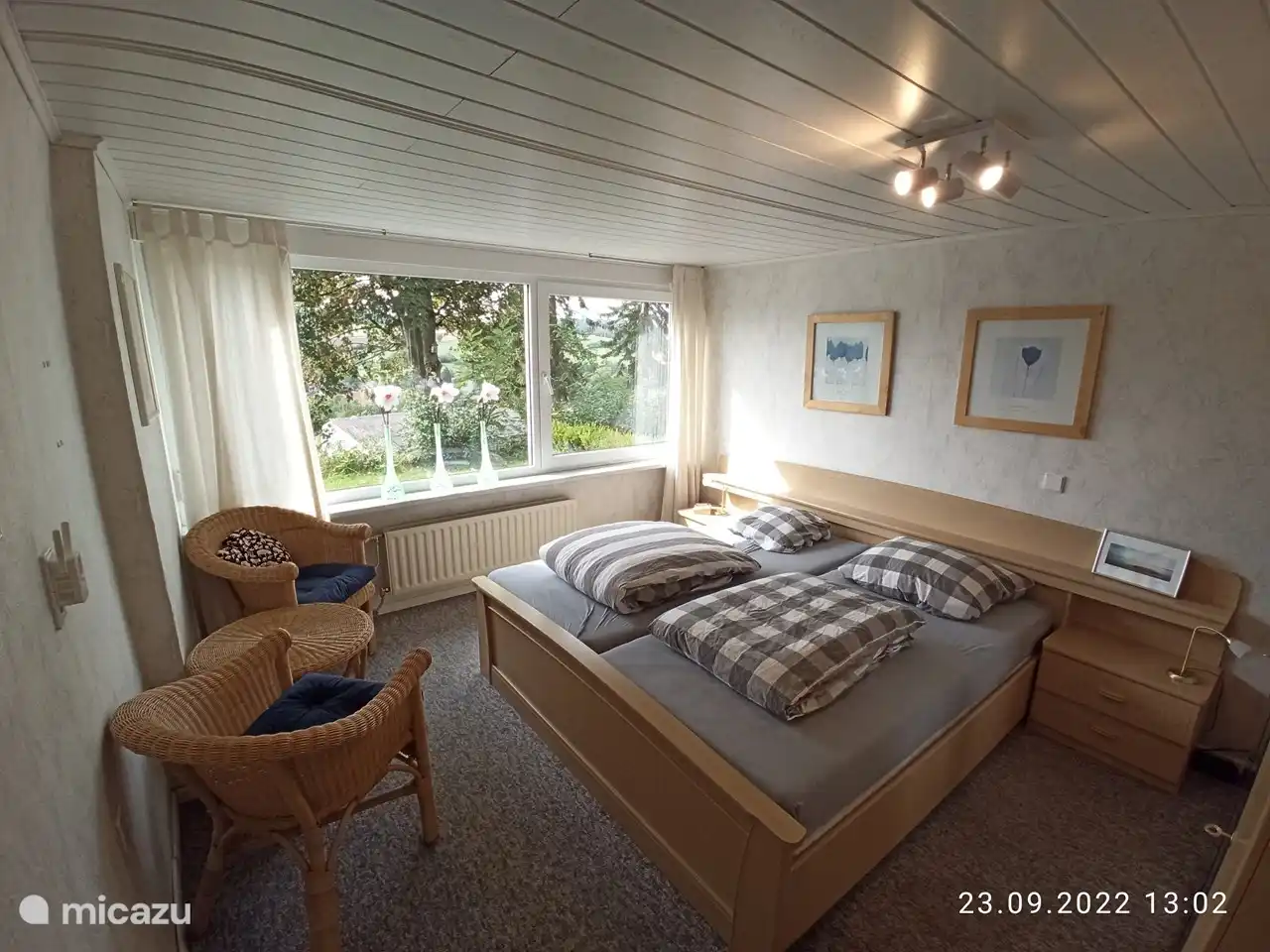Großes Schlafzimmer mit Blick über das Tal.