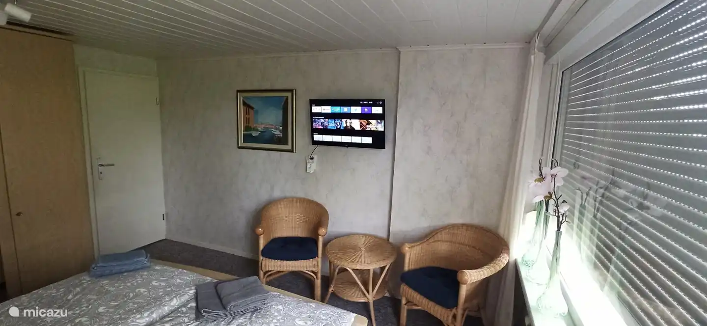 Smart-TV im großen Schlafzimmer, im August 2023 neu installiert.