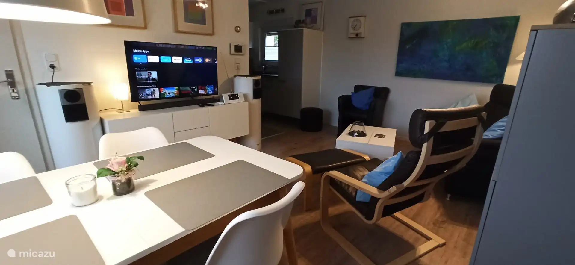 Wohnzimmer mit Smart-TV, Stereoanlage und Internetradio