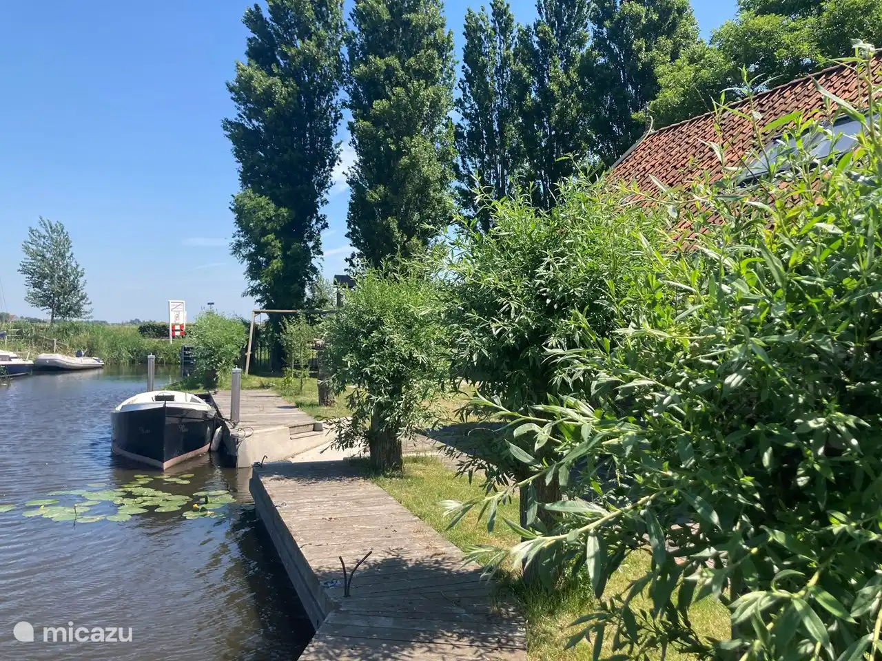 Spacious mooring place for boats, good fishing from the garden.