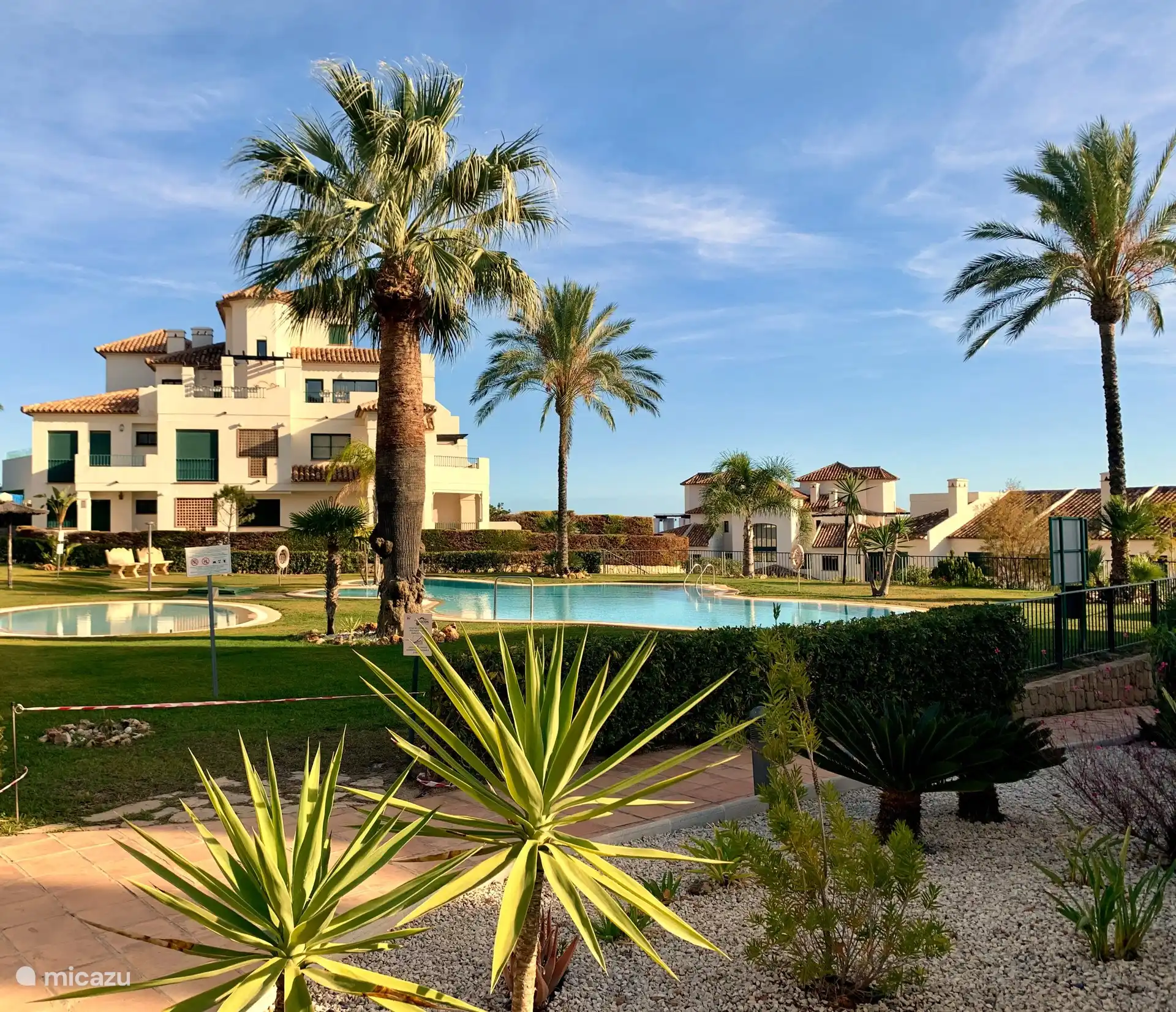 Casa Puig Campana, prachtige tuinen en zwembaden.