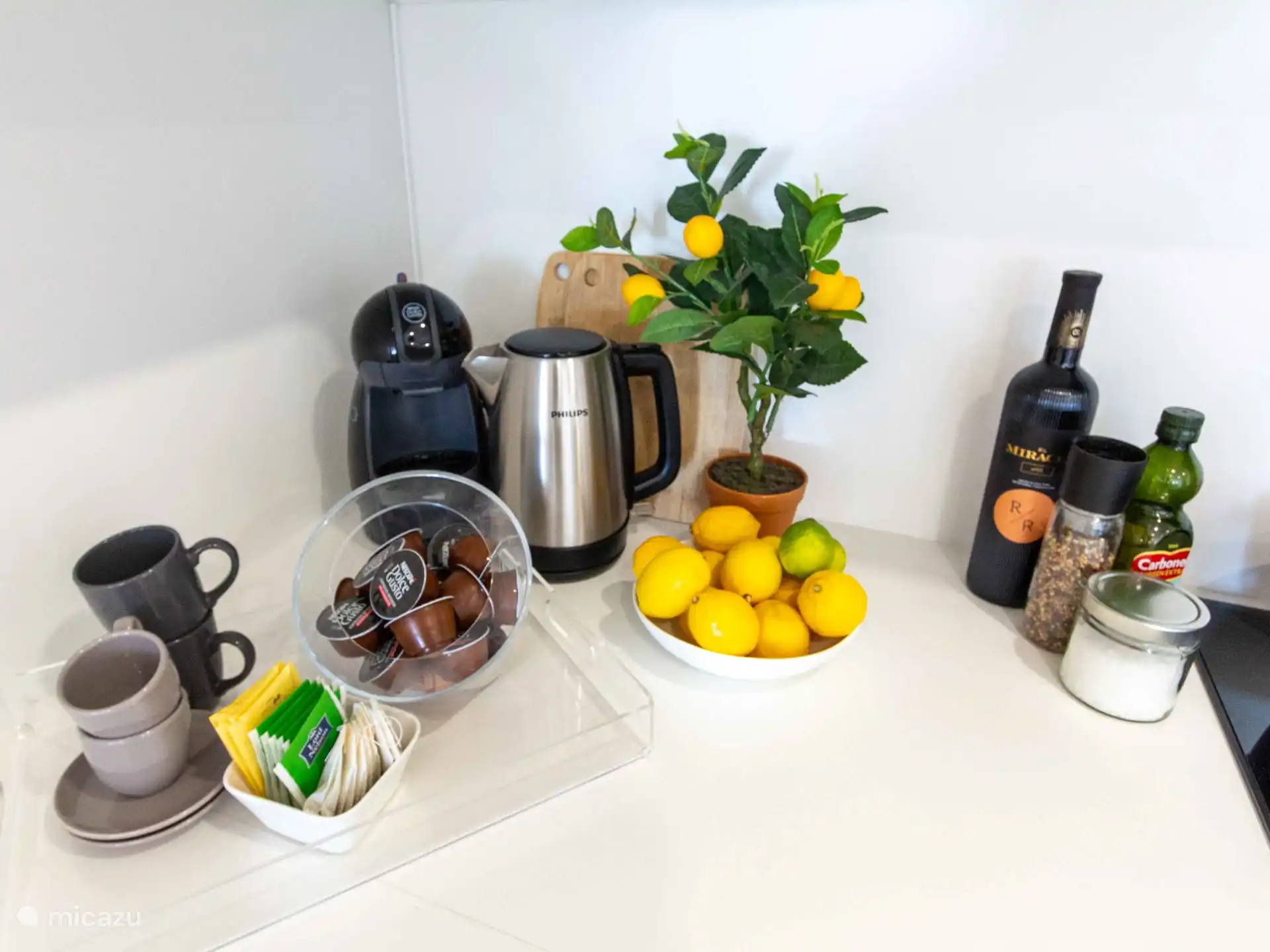 Puig Campana - Moderne keuken met allerlei toestallen