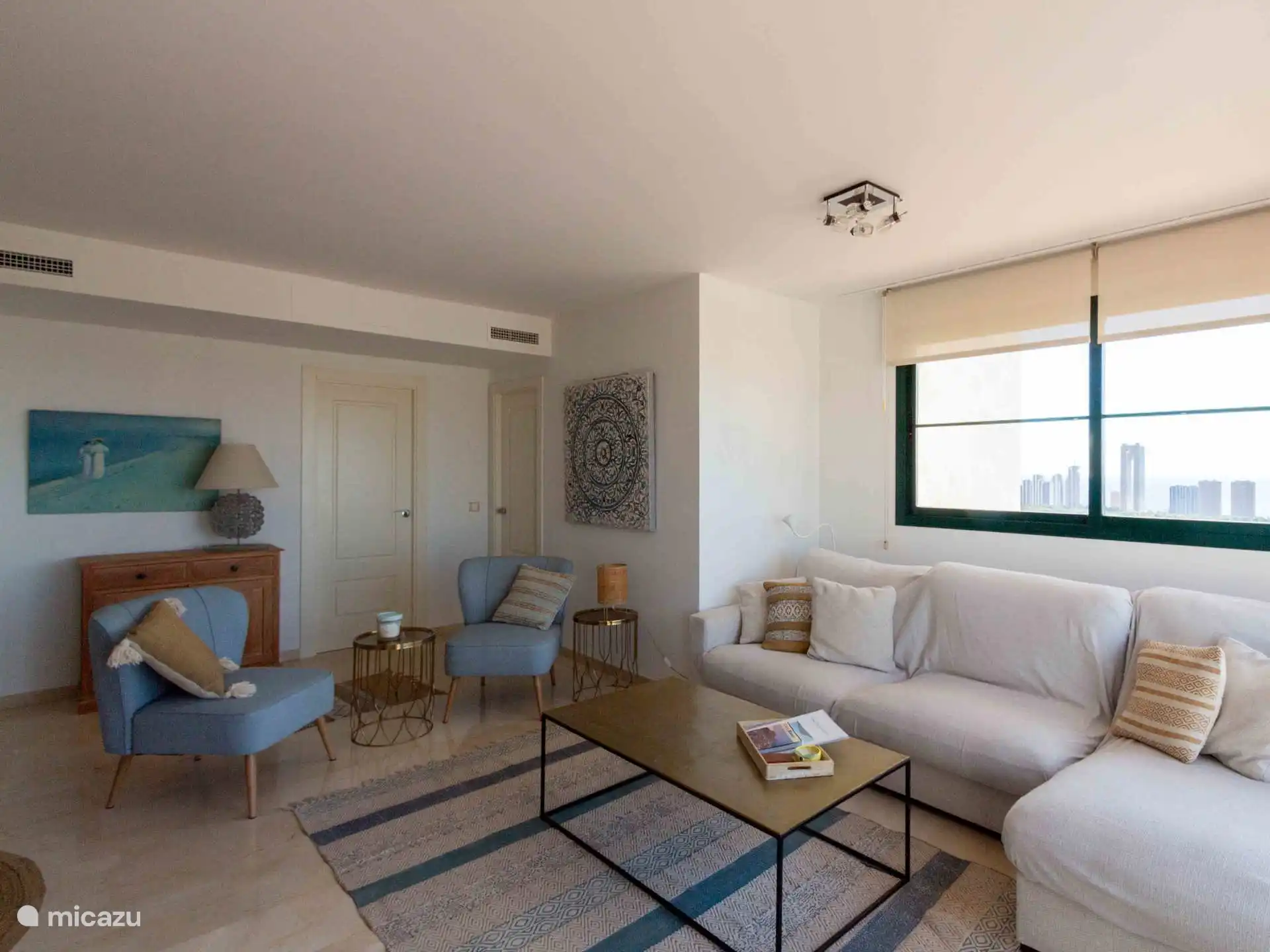 Puig Campana - Leefruimte met rianta sofa en gezellige zitjes