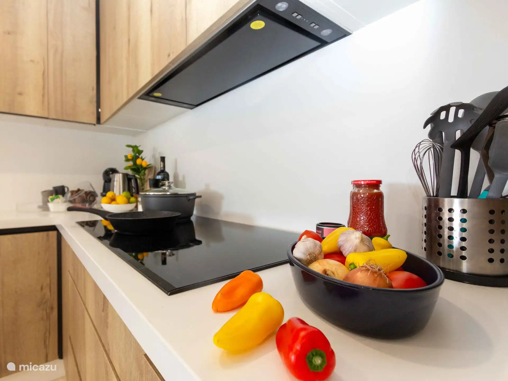 Puig Campana - Moderne open keuken met inductievuur