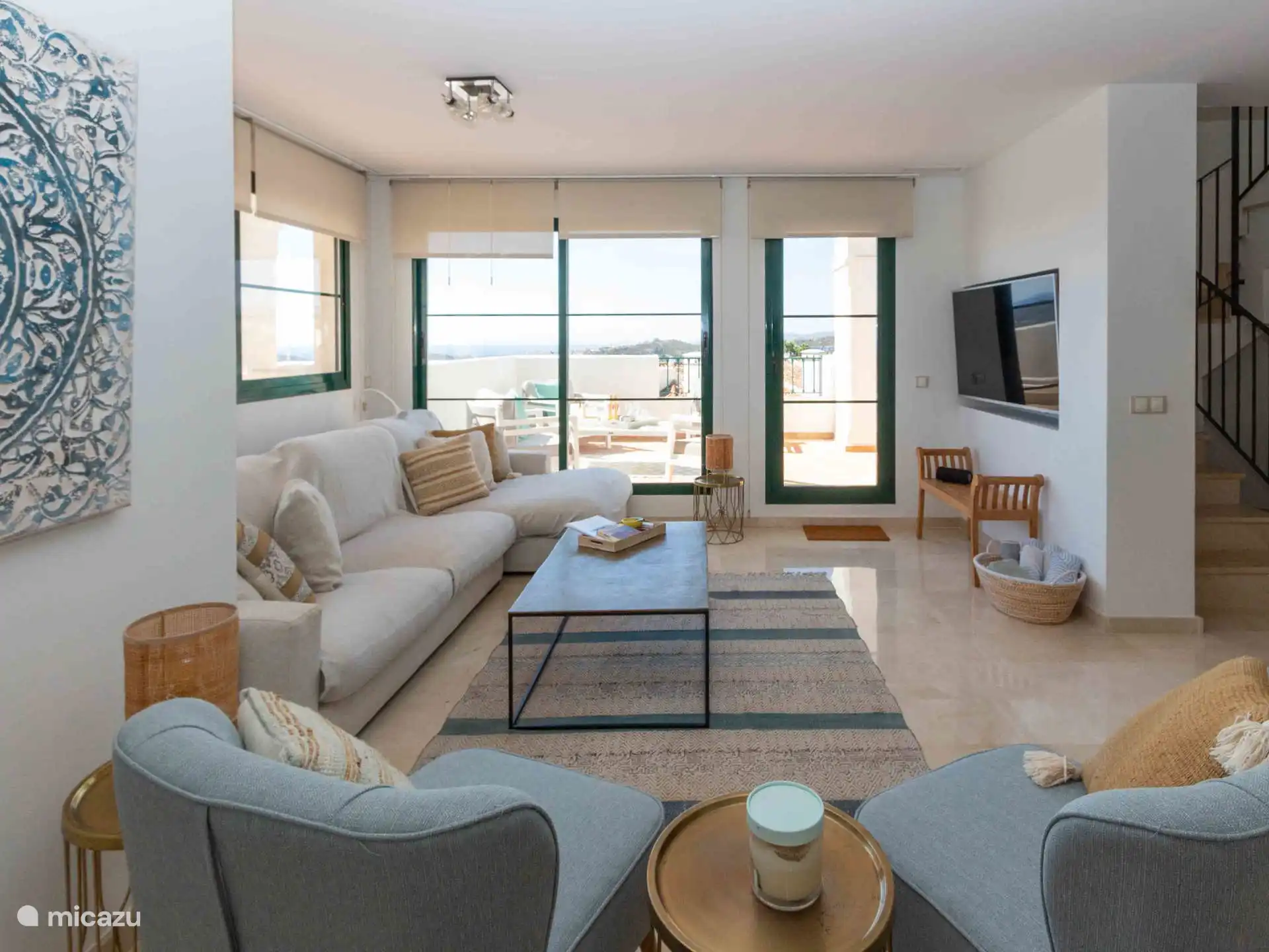 Puig Campana - Leefruimte met rianta sofa en gezellige zitjes