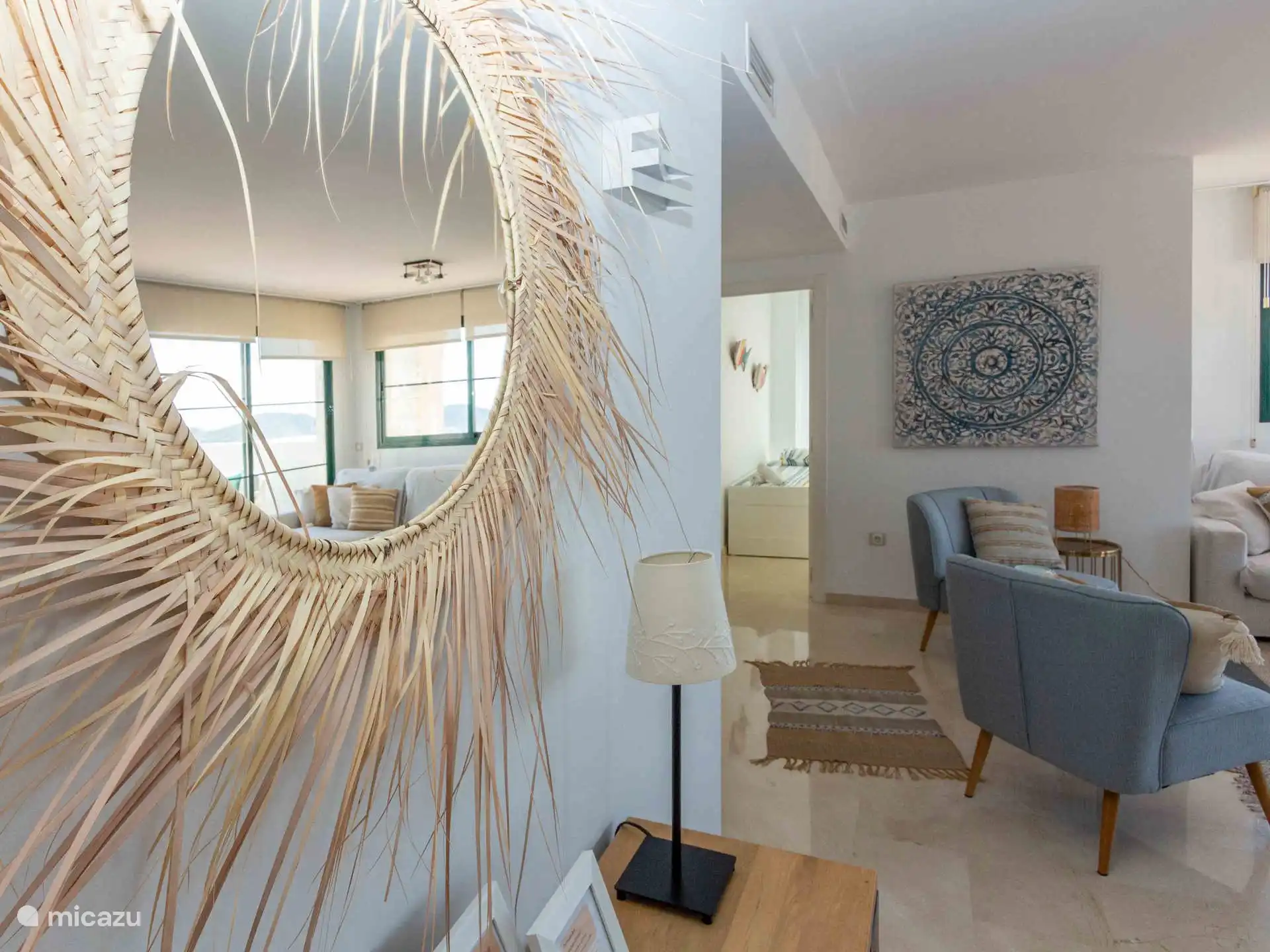 Puig Campana - Leefruimte met rianta sofa en gezellige zitjes