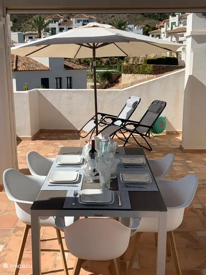 Casa Puig Campana - terraza con mesa de comedor y tumbonas