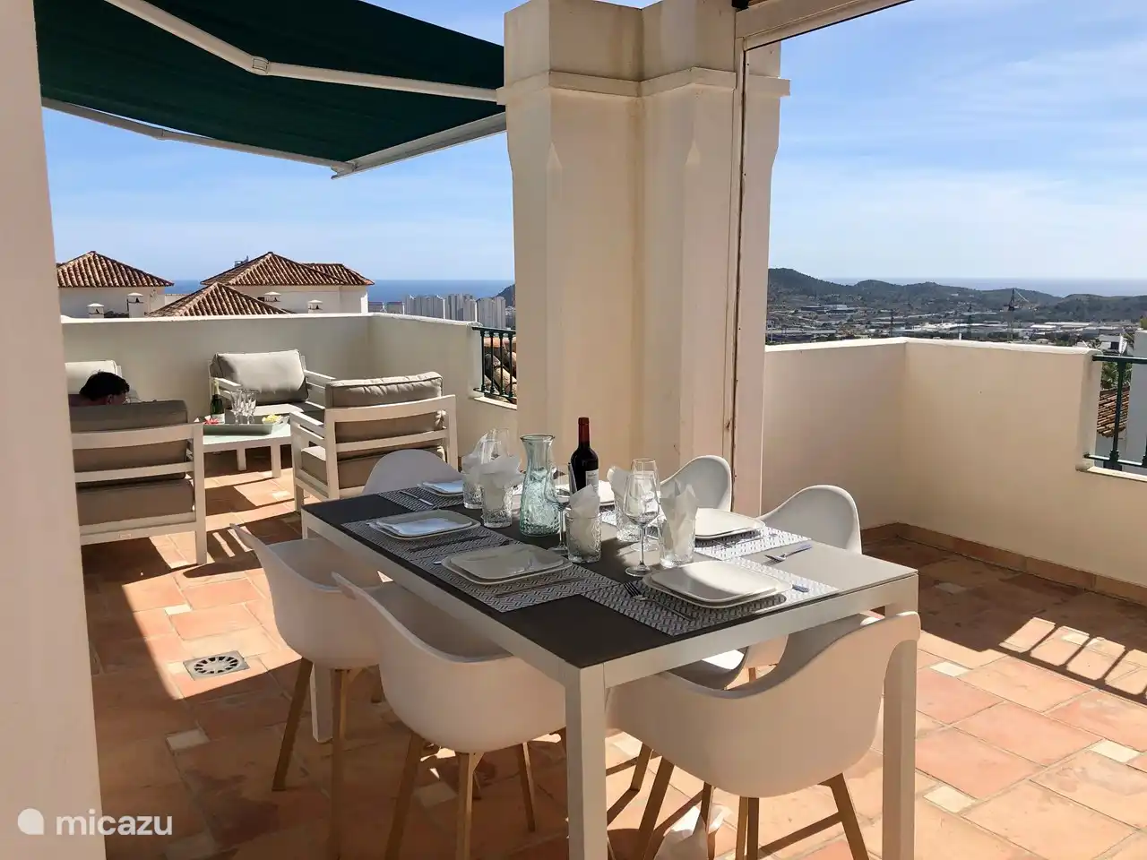 Casa Puig Campana - Amplia terraza con mesa de comedor y zona de estar 