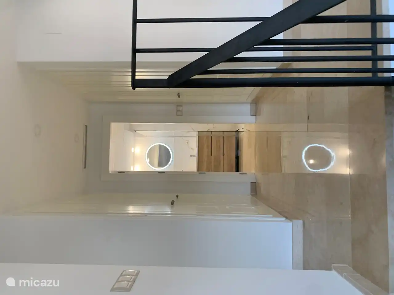 Casa Puig Campana - acceso al baño y dormitorios