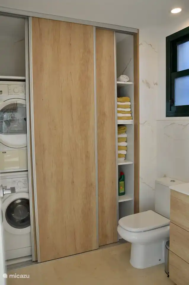 Casa Puig Campana - Baño con lavadora y secadora 