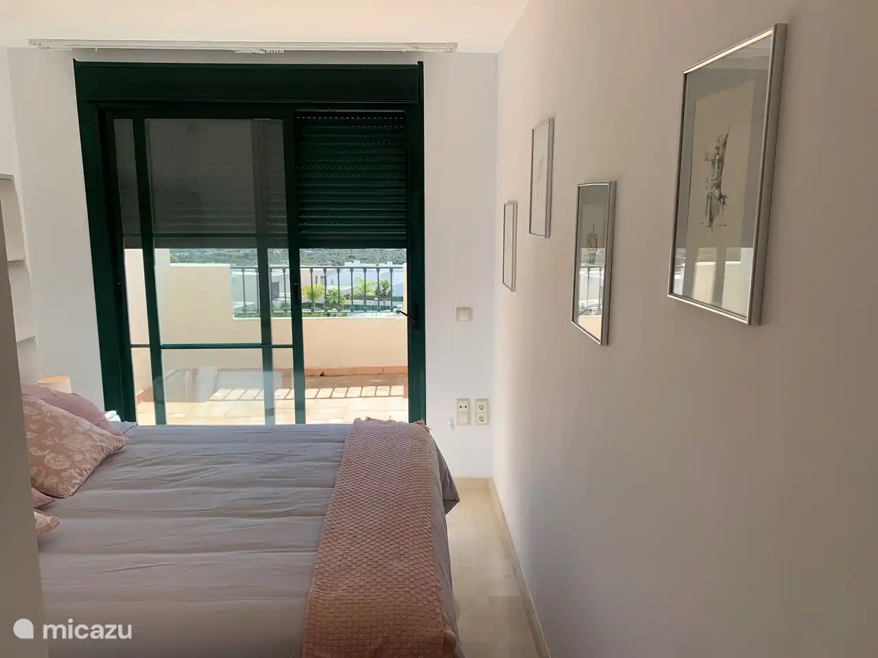 Casa Puig Campana - dormitorio 2 con acceso a la terraza