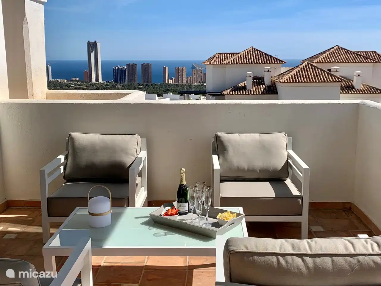 Casa Puig Campana - Terraza con zona de asientos