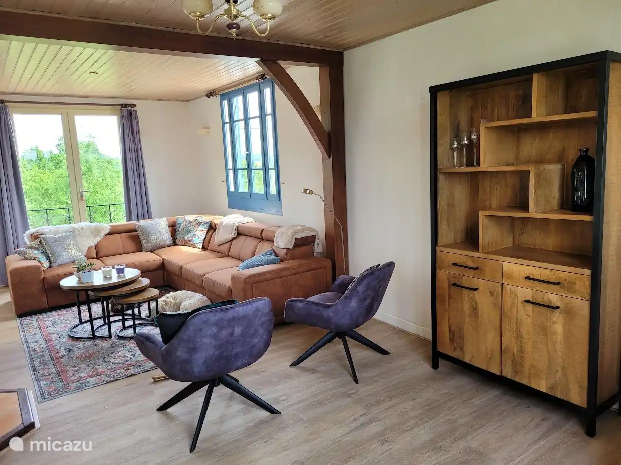 Acogedor salón con estufa de leña y aire acondicionado