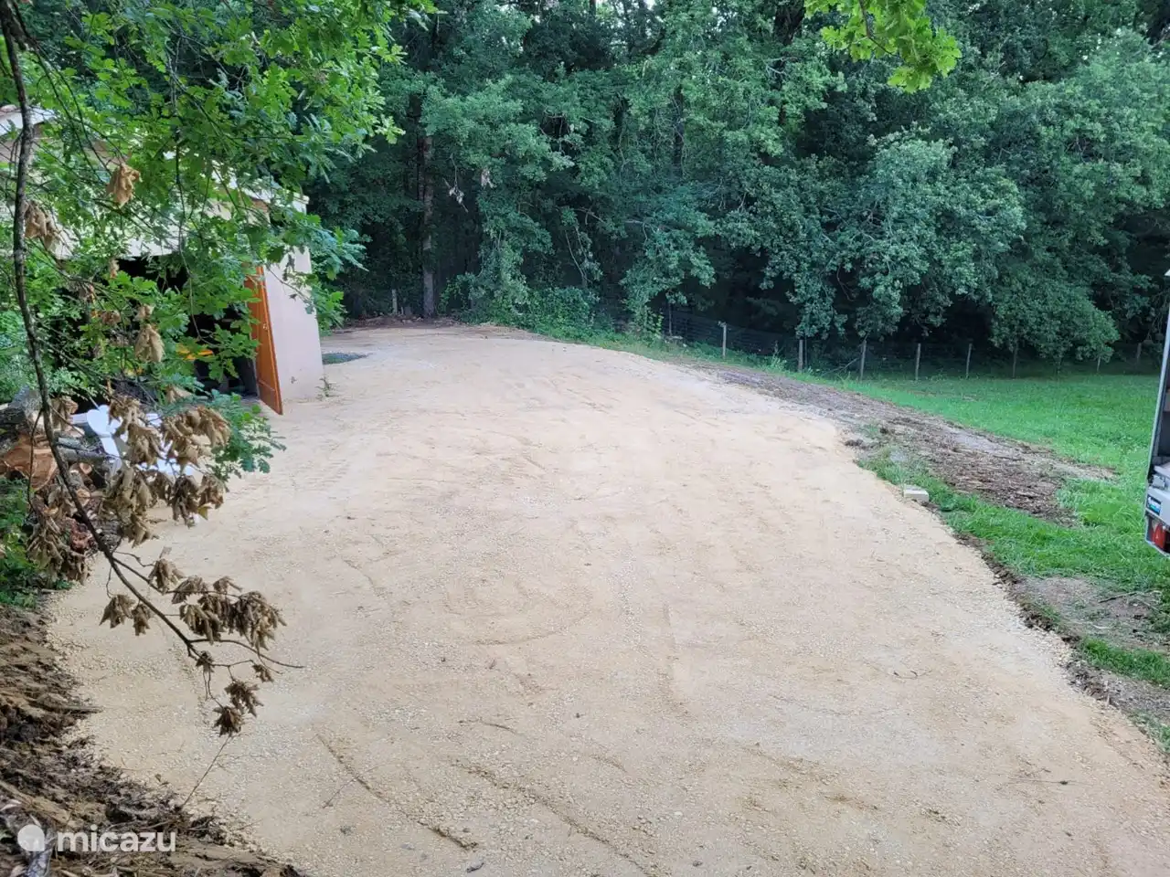 Estacionamiento para 3 autos y una estación de carga