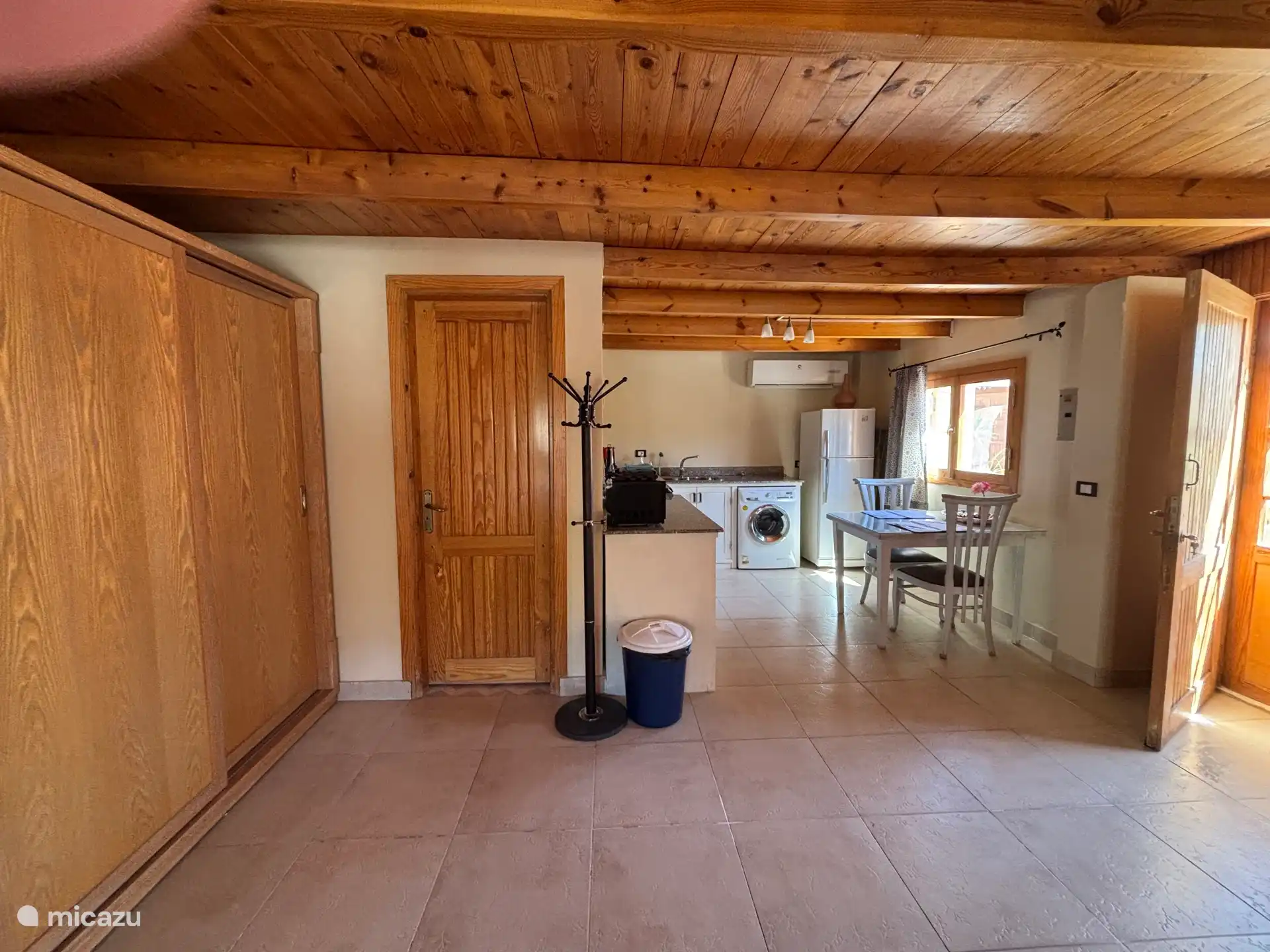 Keuken en deur naar de badkamer 