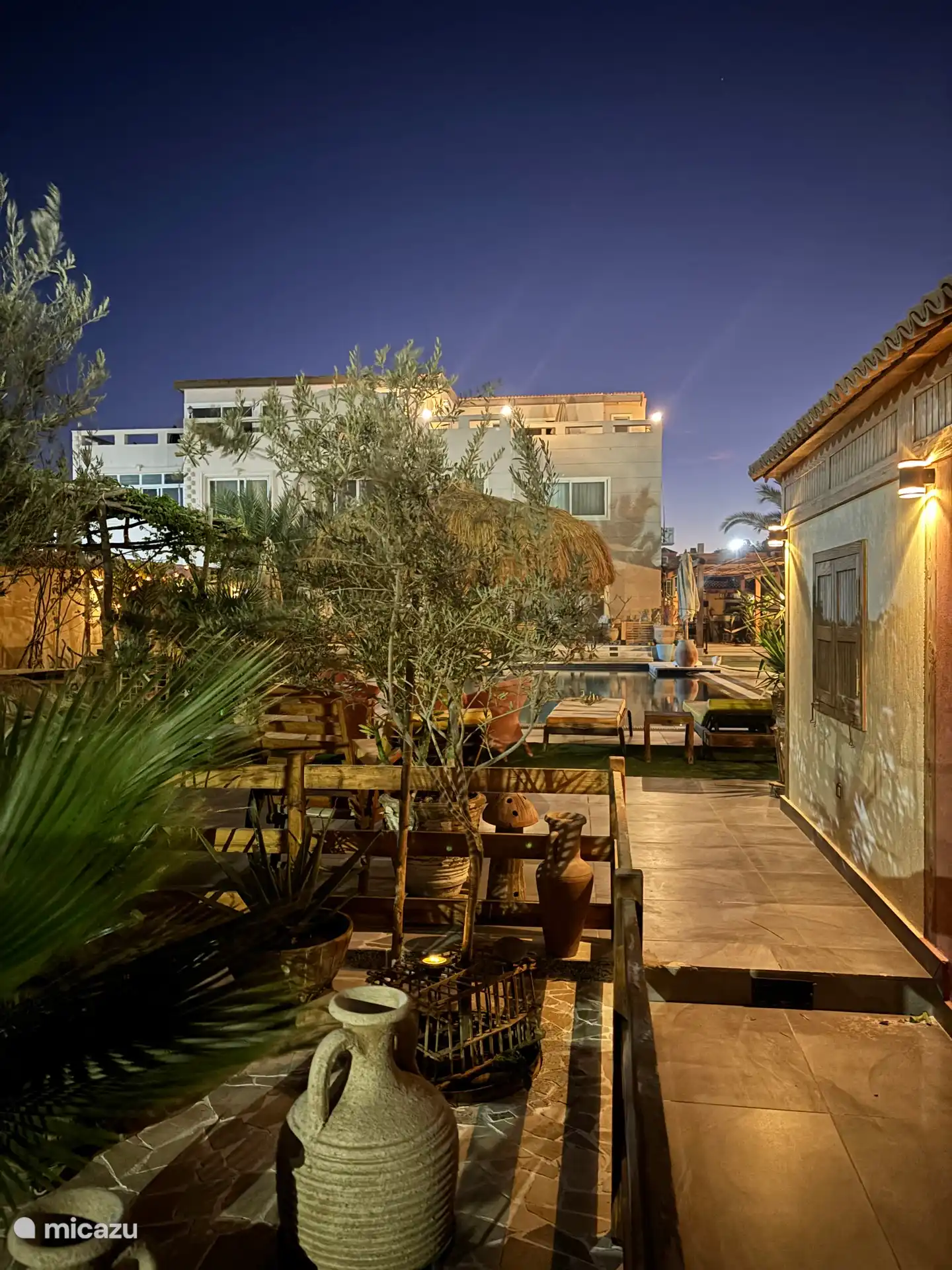 Avond view zonder het zwembad licht aan