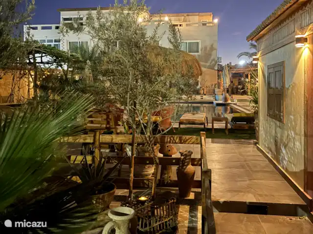 Voir Villa Appartements 2pers chalet | Égypte, Mer Rouge , Hurghada - chalet Vue du soir sans la lumière de la piscine allumée