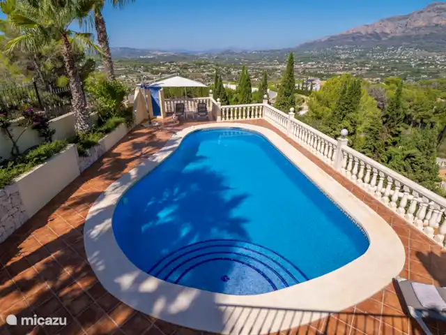 Villa Marguerite | Espagne, Costa Blanca, Jávea - villa Grande piscine en forme de rein avec de larges escaliers. Chaises longues et parasol