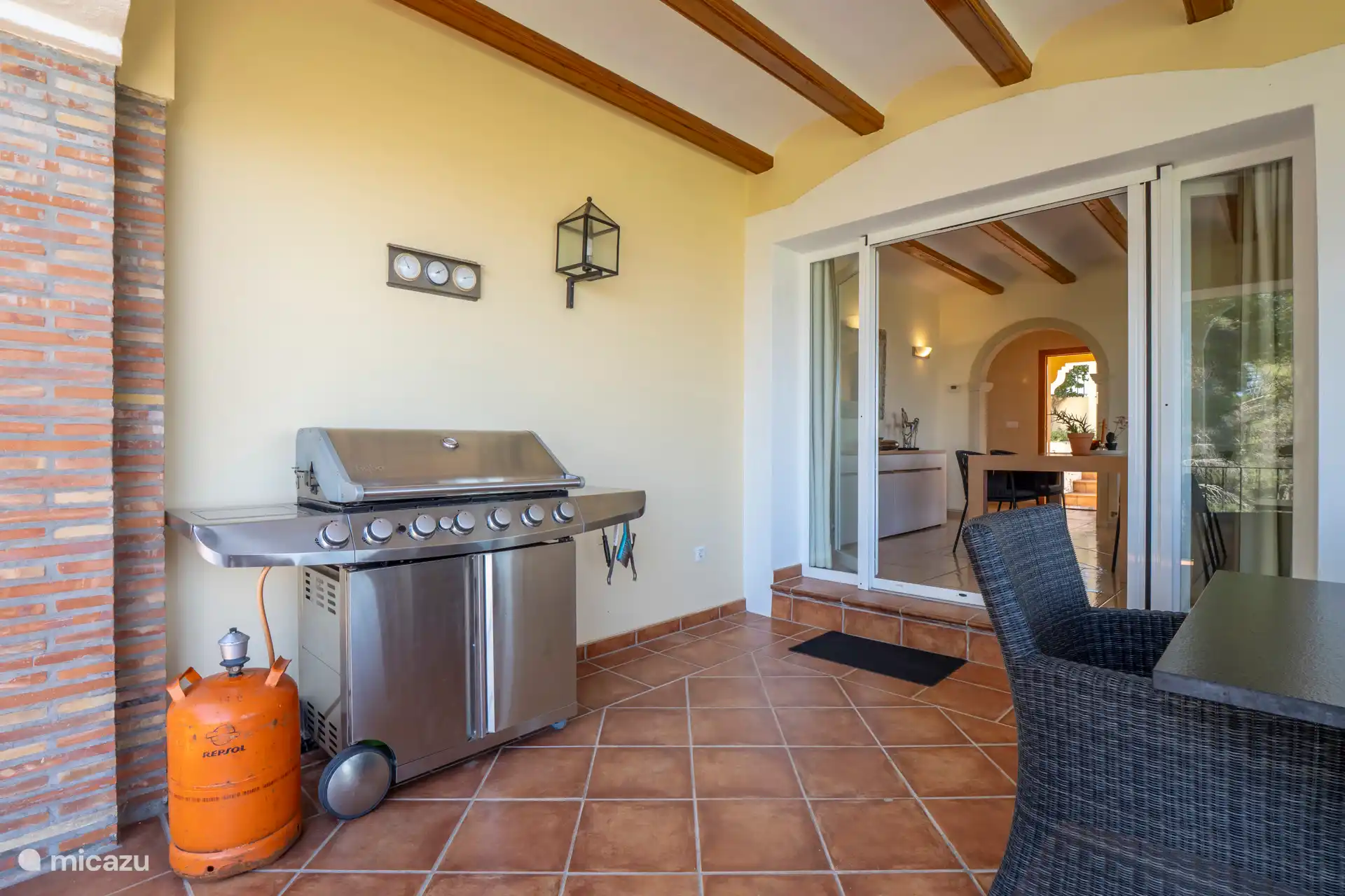 No hassle with coals:) There is a nice gas barbecue