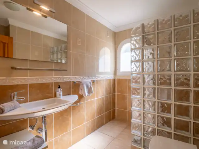Villa Marguerite | Espagne, Costa Blanca, Jávea - villa Salle de bain avec douche et WC au rez-de-chaussée.