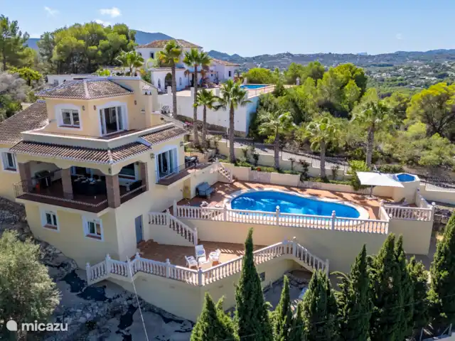 Villa Marguerite | Espagne, Costa Blanca, Jávea - villa Vue latérale de la Villa Margaret. Plusieurs terrasses avec toujours un endroit ombragé quelque part.