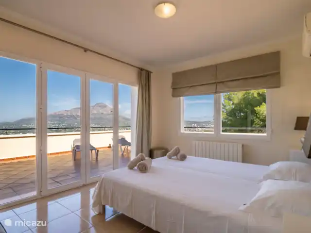 Villa Marguerite | Espagne, Costa Blanca, Jávea - villa Chambre 3 avec de bons lits, la climatisation et l’accès à la terrasse sur le toit avec de belles vues panoramiques.