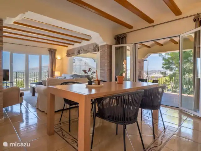 Villa Marguerite | Espagne, Costa Blanca, Jávea - villa Un beau salon lumineux avec vue sur les environs verdoyants partout.