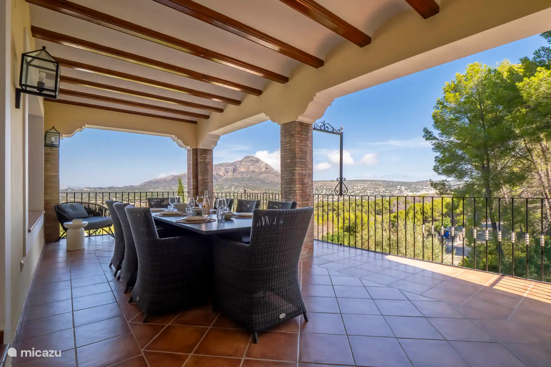 Ideal place directly accessible from the living room. Here you can dine for hours under the beautiful canopy.