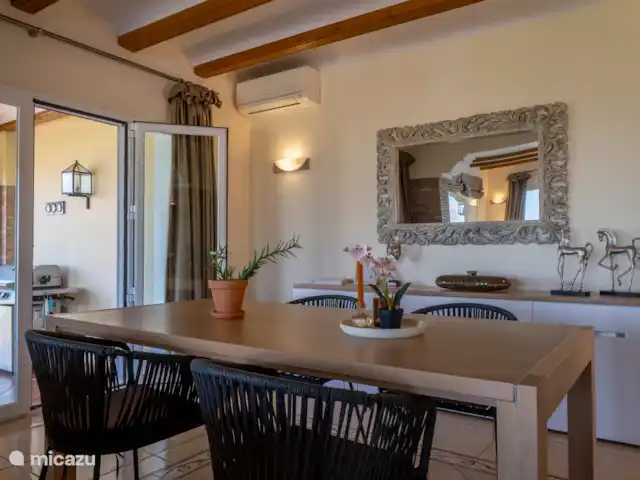 Villa Marguerite | Espagne, Costa Blanca, Jávea - villa Un coin repas avec des portes-fenêtres donnant sur la terrasse avec barbecue