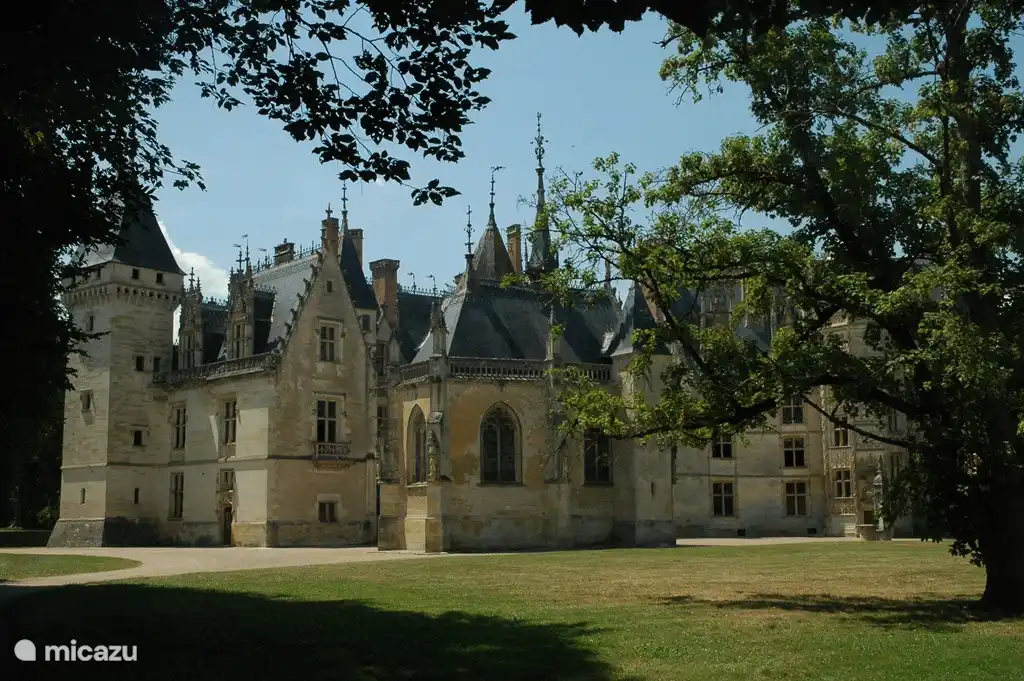 Muchos hermosos castillos en la ruta de los castillos de Jacques Coeur.