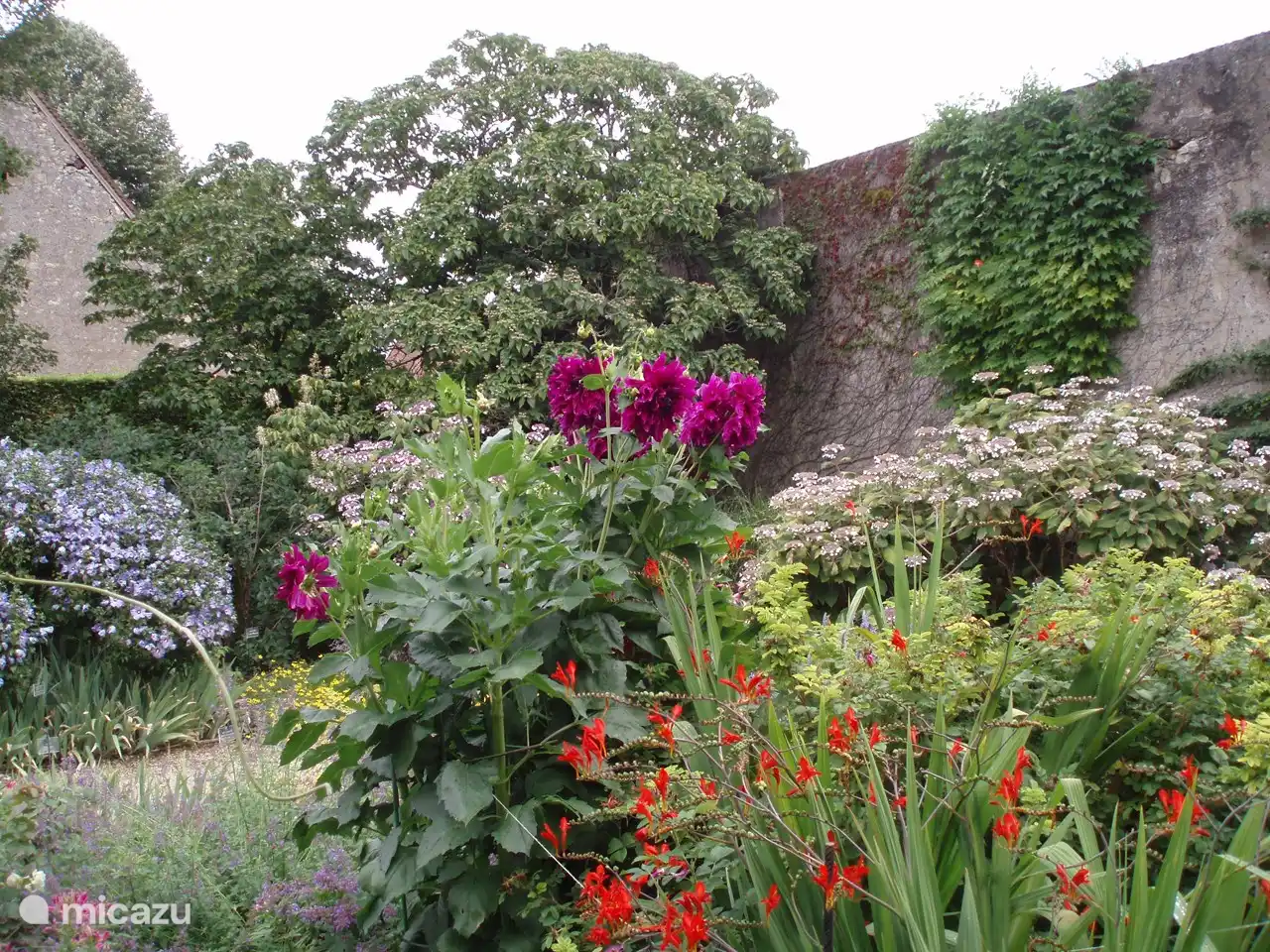 Hermosos jardines en Apremont; uno de los pueblos más bonitos de Francia