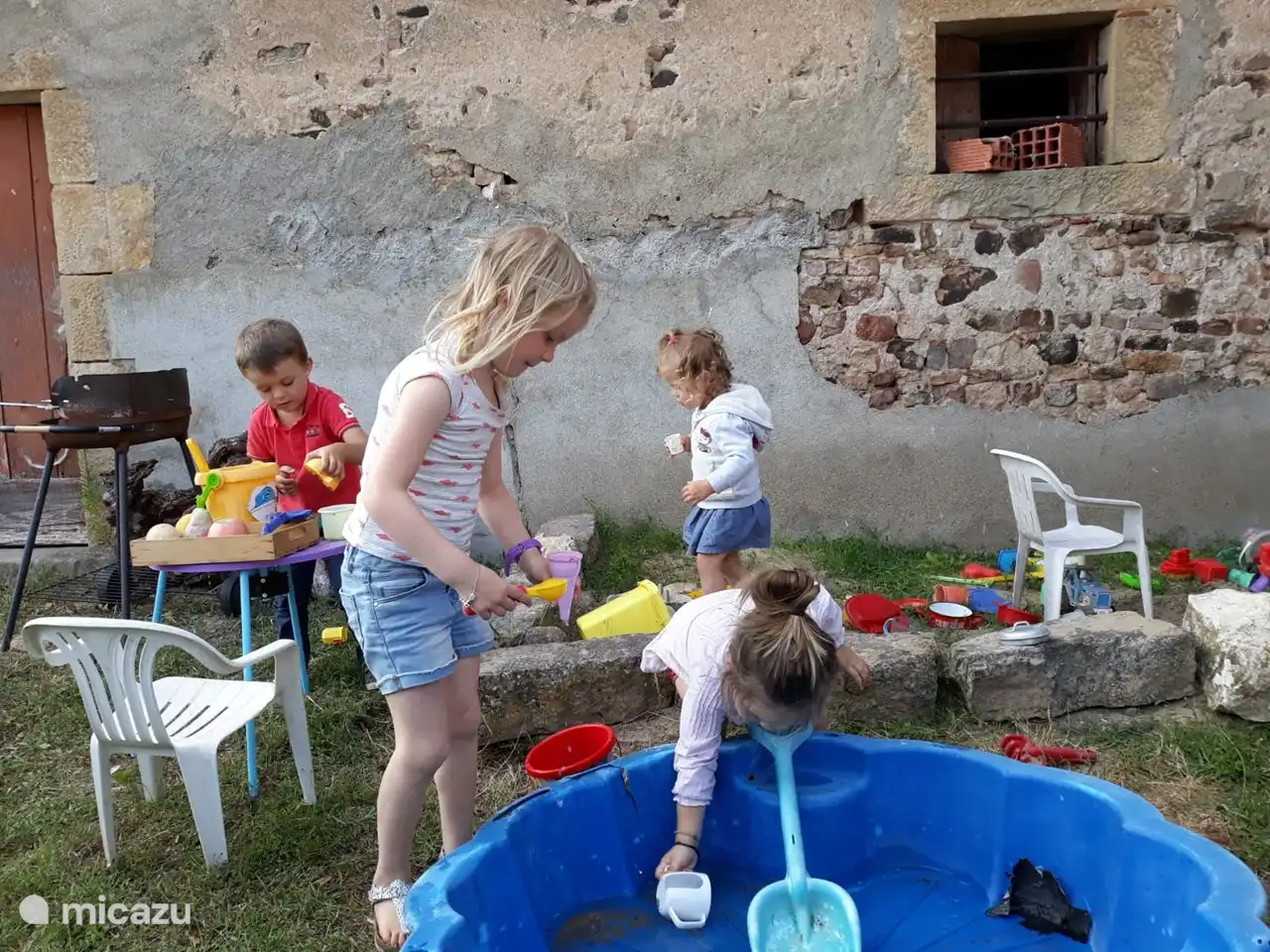 Hay mucho que hacer para los niños: trampolines, porterías, go-kart, columpio, bicicletas, casa de juegos, arenero, etc.